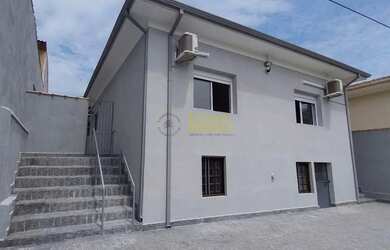 Imagem: A casa possui 3 Dormitórios, 2 Banheiros, 3 Vagas na garagem