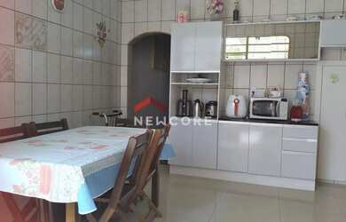 Imagem: A casa possui 4 Dormitórios, 3 Banheiros, 1 Vaga na garagem