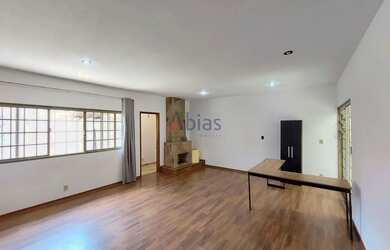 Imagem: A casa possui 4 Dormitórios, 4 Banheiros, 4 Vagas na garagem