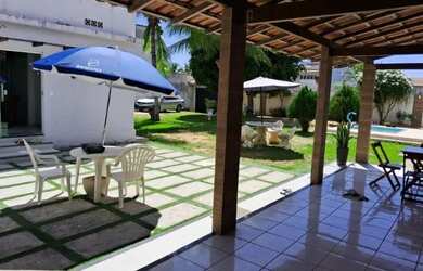 Imagem: A casa possui 4 Dormitórios, Acomodam 12 pessoas, 4 Vagas na