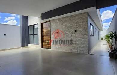 Imagem: A casa possui 3 Dormitórios, 2 Banheiros, 2 Vagas na garagem