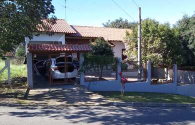 Imagem: A casa possui 3 Dormitórios, 2 Banheiros, 2 Vagas na garagem