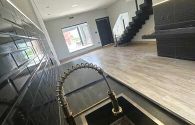 Imagem: A casa possui 3 Dormitórios, 3 Banheiros, 2 Vagas na garagem