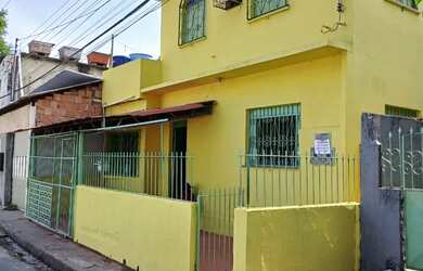 Imagem: A casa possui 4 Dormitórios, 2 Banheiros, 1 Vaga na garagem