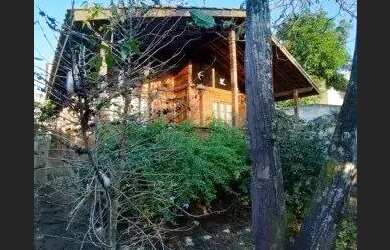 Imagem: A casa possui 5 Dormitórios, 2 Banheiros, 4 Vagas na garagem