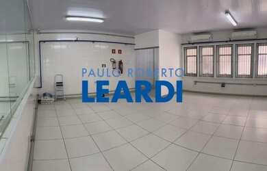 Imagem: O depósito possui 4 Vagas na garagem e 600m² de Área e está