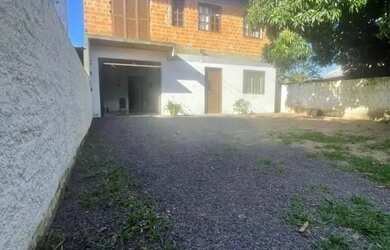 Imagem: A casa possui 2 Dormitórios, 2 Banheiros, 3 Vagas na garagem