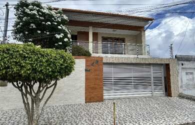 Imagem: A casa possui 4 Dormitórios, 4 Banheiros, 2 Vagas na garagem