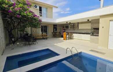 Imagem: A casa possui 3 Dormitórios, 3 Banheiros, 2 Vagas na garagem