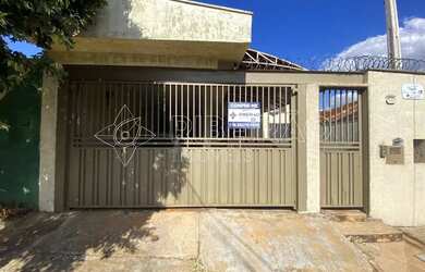 Imagem: A casa possui 2 Dormitórios, 2 Banheiros, 2 Vagas na garagem