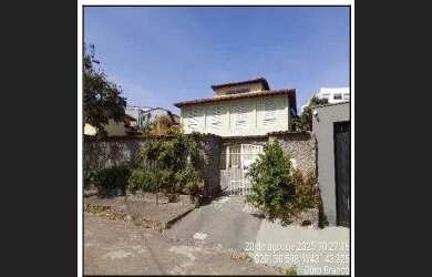 Imagem: A casa possui 4 Dormitórios, 1 Banheiro e 888m² de Área e