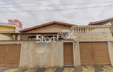 Imagem: A casa possui 4 Dormitórios, 2 Banheiros, 3 Vagas na garagem