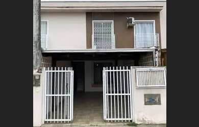 Imagem: A casa possui 2 Dormitórios, 2 Banheiros, 1 Vaga na garagem