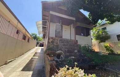 Imagem: A casa possui 3 Dormitórios, 2 Banheiros, 5 Vagas na garagem