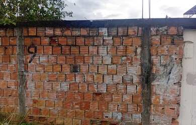 Imagem: A casa possui 3 Dormitórios, 2 Banheiros, 4 Vagas na garagem