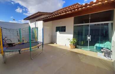 Imagem: A casa possui 3 Dormitórios, 3 Banheiros, 2 Vagas na garagem