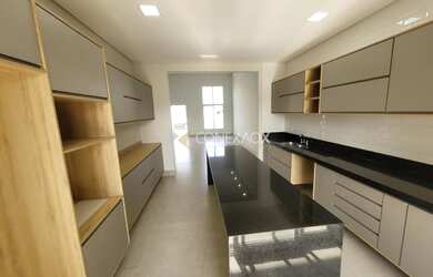 Imagem: A casa em condomínio possui 3 Dormitórios, 3 Banheiros, 2