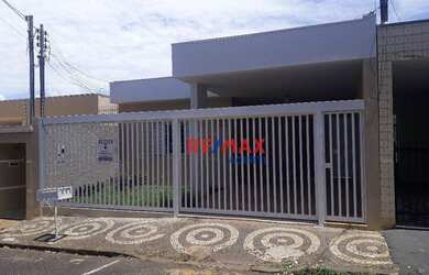 Imagem: A casa possui 3 Dormitórios, 3 Banheiros, 1 Vaga na garagem