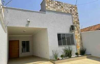 Imagem: A casa possui 2 Dormitórios, 2 Banheiros e 1 Vaga na garagem