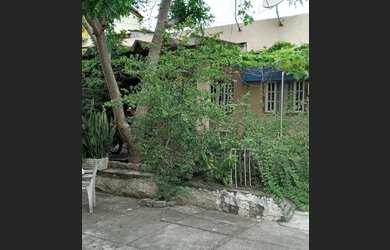 Imagem: A casa possui 2 Dormitórios, 1 Banheiro, 2 Vagas na garagem