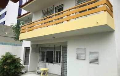 Imagem: A casa possui 5 Dormitórios, 3 Banheiros, 2 Vagas na garagem