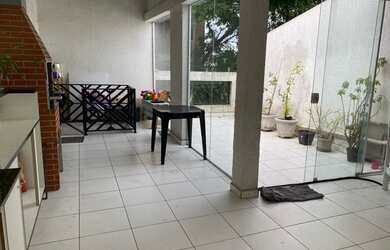 Imagem: A casa possui 3 Dormitórios, 4 Banheiros, 2 Vagas na garagem