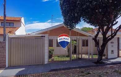 Imagem: A casa possui 3 Dormitórios, 4 Banheiros, 4 Vagas na garagem