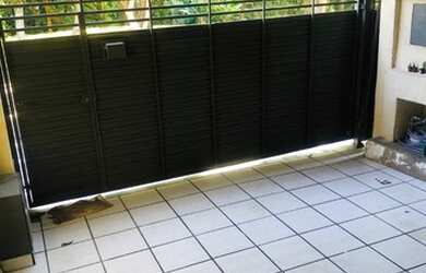 Imagem: A casa possui 2 Dormitórios, 2 Banheiros, 2 Vagas na garagem