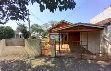 Imagem: A casa possui 3 Dormitórios, 1 Banheiro, 1 Vaga na garagem