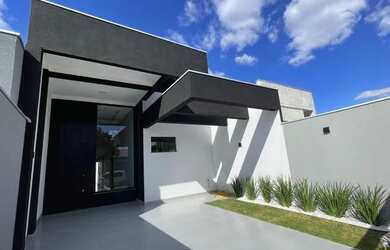 Imagem: A casa possui 3 Dormitórios, 2 Banheiros, 2 Vagas na garagem