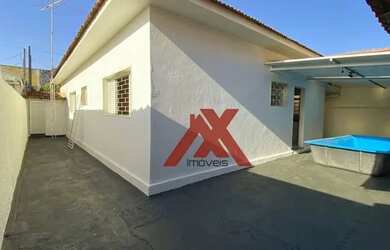 Imagem: A casa possui 3 Dormitórios, 3 Banheiros, 3 Vagas na garagem