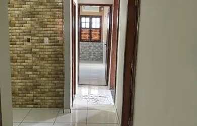 Imagem: A casa possui 3 Dormitórios, 1 Banheiro, 2 Vagas na garagem