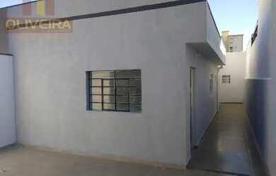 Imagem: A casa possui 1 Dormitório, 1 Banheiro, 1 Vaga na garagem