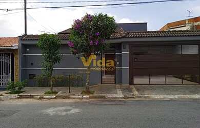 Imagem: A casa possui 3 Dormitórios, 4 Banheiros, 4 Vagas na garagem