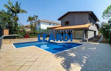 Imagem: A casa possui 3 Dormitórios, 5 Banheiros, 5 Vagas na garagem