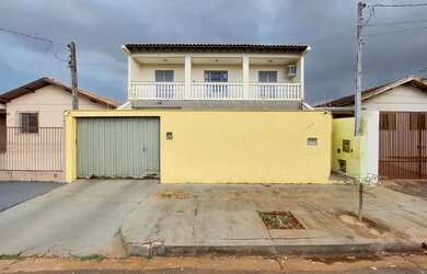 Imagem: A casa possui 3 Dormitórios, 4 Banheiros, 4 Vagas na garagem