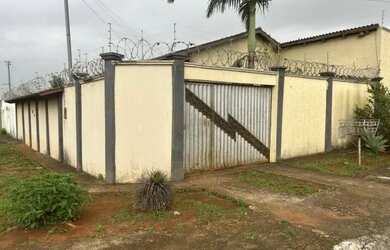 Imagem: A casa possui 3 Dormitórios, 1 Banheiro, 4 Vagas na garagem