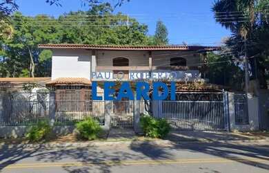 Imagem: A casa possui 4 Dormitórios, 5 Banheiros, 2 Vagas na garagem