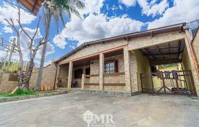 Imagem: A casa possui 3 Dormitórios, 2 Banheiros, 2 Vagas na garagem