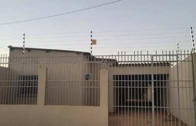 Imagem: A casa possui 3 Dormitórios, 1 Banheiro, 4 Vagas na garagem