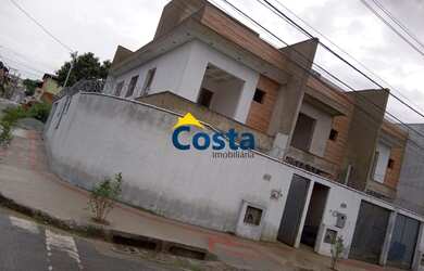 Imagem: A casa possui 3 Dormitórios, 2 Banheiros, 2 Vagas na garagem