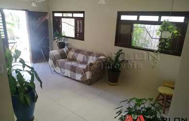 Imagem: A casa possui 3 Dormitórios, 1 Banheiro, 2 Vagas na garagem