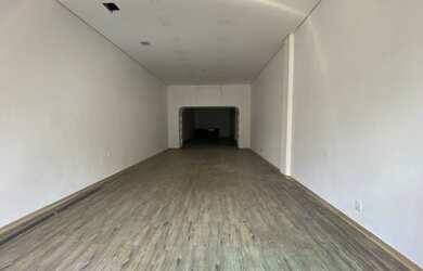 Imagem: O depósito possui 2 Vagas na garagem, 160m² de Área e está