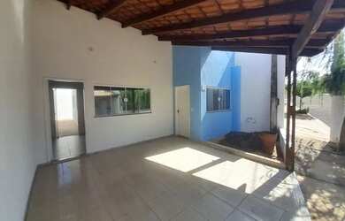 Imagem: A casa possui 3 Dormitórios, 1 Banheiro, 1 Vaga na garagem