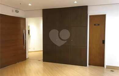 Imagem: O depósito possui 3 Vagas na garagem, 130m² de Área e está