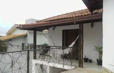 Imagem: A casa possui 4 Dormitórios, 3 Banheiros, 5 Vagas na garagem