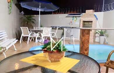 Imagem: A casa possui 3 Dormitórios, 2 Banheiros, 2 Vagas na garagem