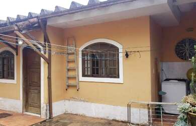 Imagem: A casa possui 1 Dormitório, 1 Banheiro, 1 Vaga na garagem