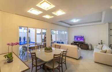 Imagem: A casa possui 3 Dormitórios, 3 Banheiros, 2 Vagas na garagem