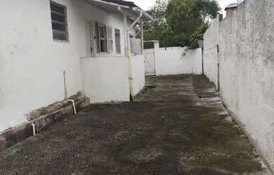 Imagem: A casa possui 2 Dormitórios e 1 Banheiro e está localizado